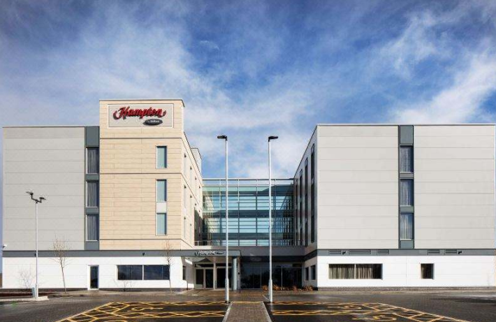 《3003新葡的京在全球》系列报道之一——英国布里斯托机场希尔顿欢朋酒店